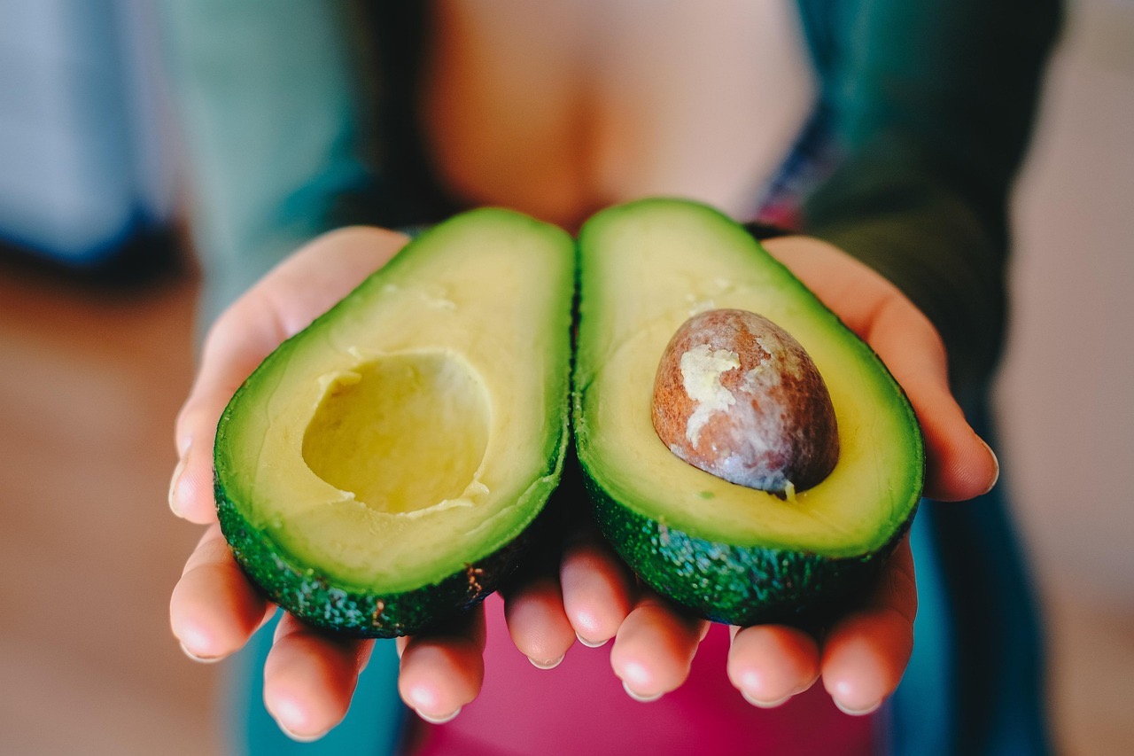 cómo usar el hueso de aguacate – propiedades y consejos